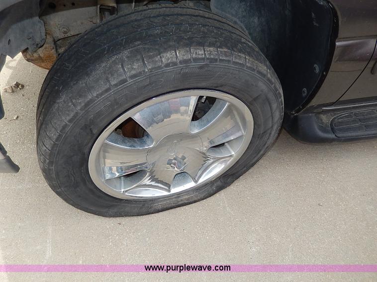 image for item H6042 2000 Chevrolet Suburban 1500