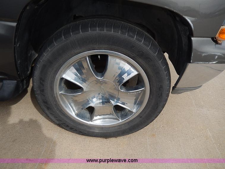 image for item H6042 2000 Chevrolet Suburban 1500