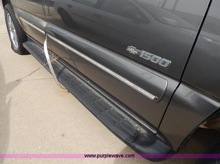 image for item H6042 2000 Chevrolet Suburban 1500