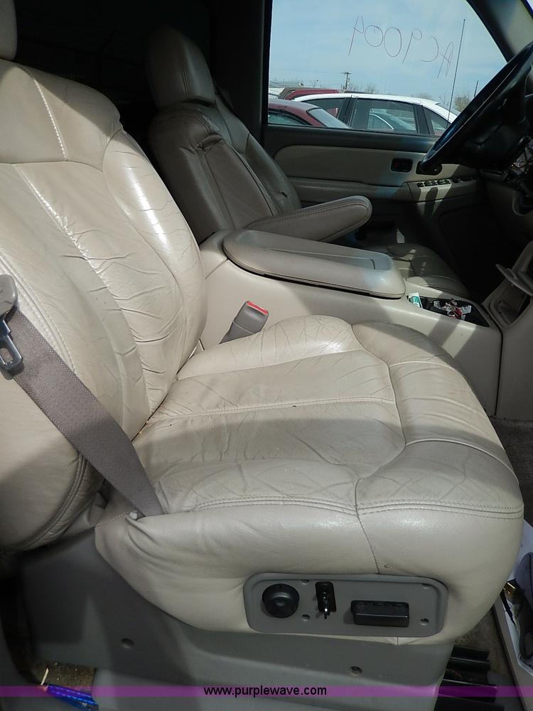 image for item H6042 2000 Chevrolet Suburban 1500