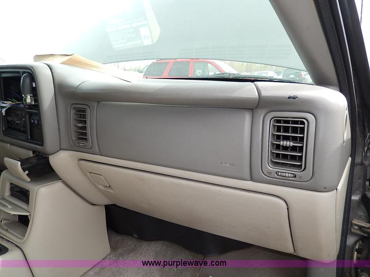 image for item H6042 2000 Chevrolet Suburban 1500