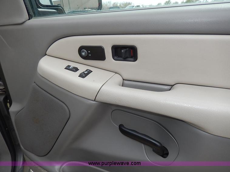 image for item H6042 2000 Chevrolet Suburban 1500