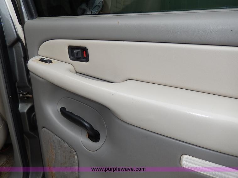 image for item H6042 2000 Chevrolet Suburban 1500