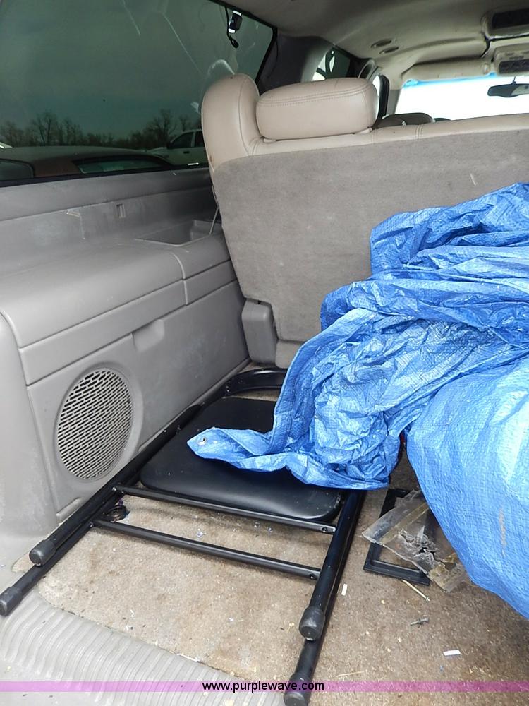 image for item H6042 2000 Chevrolet Suburban 1500