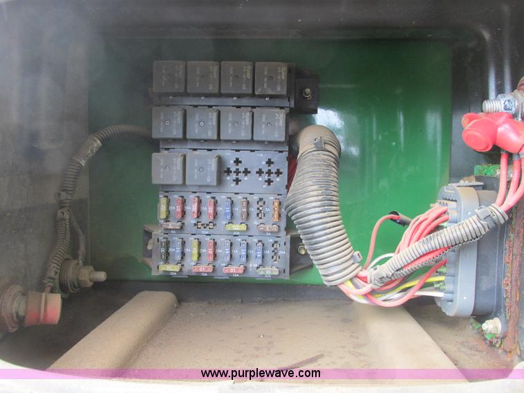 image for item A8658 2005 John Deere 4920 spreader