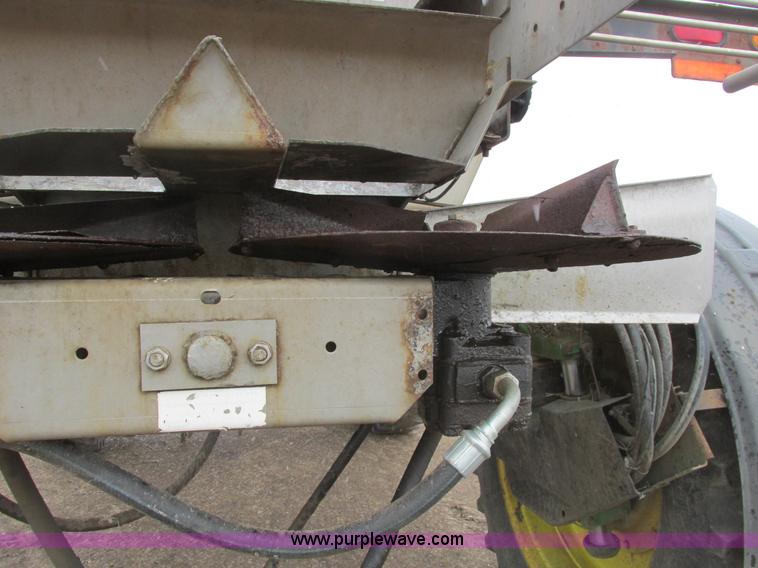 image for item A8658 2005 John Deere 4920 spreader