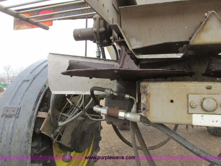 image for item A8658 2005 John Deere 4920 spreader