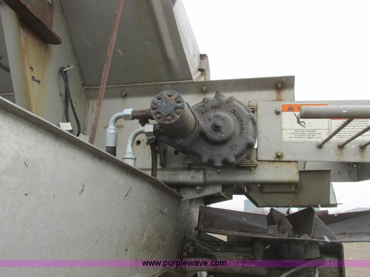 image for item A8658 2005 John Deere 4920 spreader