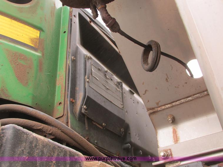 image for item A8658 2005 John Deere 4920 spreader