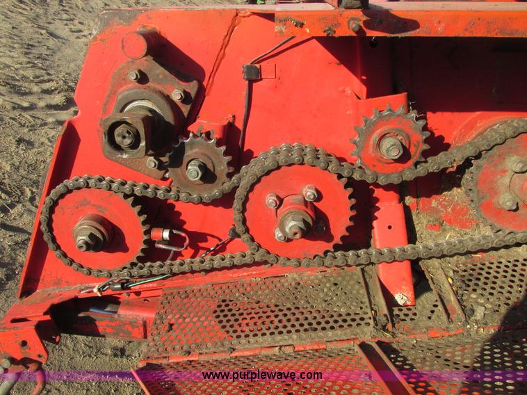 image for item A8664 1983 Massey-Ferguson 860 combine