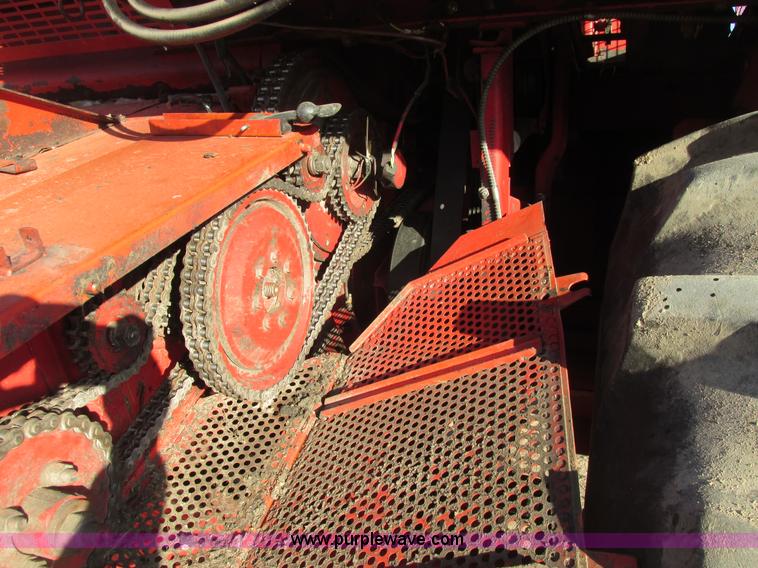 image for item A8664 1983 Massey-Ferguson 860 combine