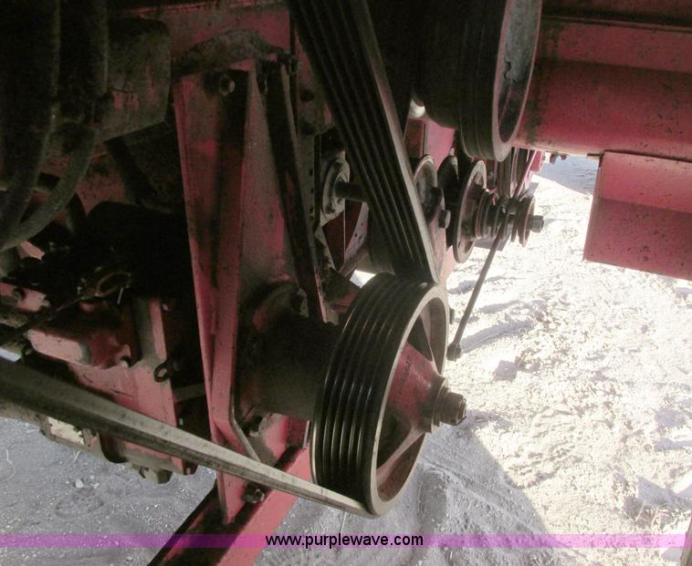 image for item A8664 1983 Massey-Ferguson 860 combine