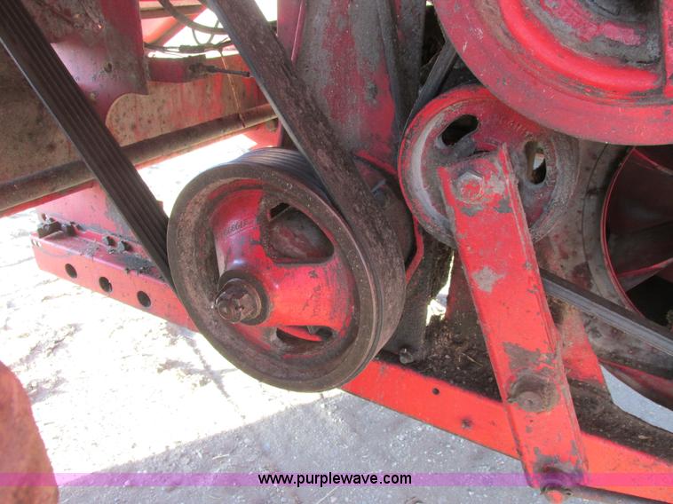 image for item A8664 1983 Massey-Ferguson 860 combine