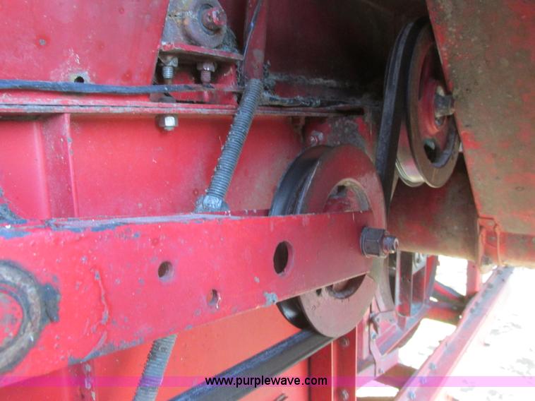 image for item A8664 1983 Massey-Ferguson 860 combine