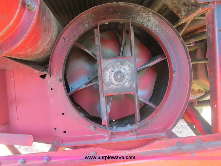 image for item A8664 1983 Massey-Ferguson 860 combine