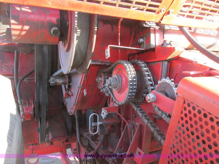 image for item A8664 1983 Massey-Ferguson 860 combine