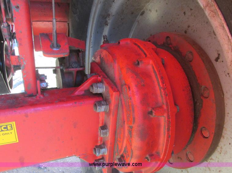 image for item A8664 1983 Massey-Ferguson 860 combine