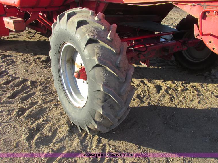 image for item A8664 1983 Massey-Ferguson 860 combine