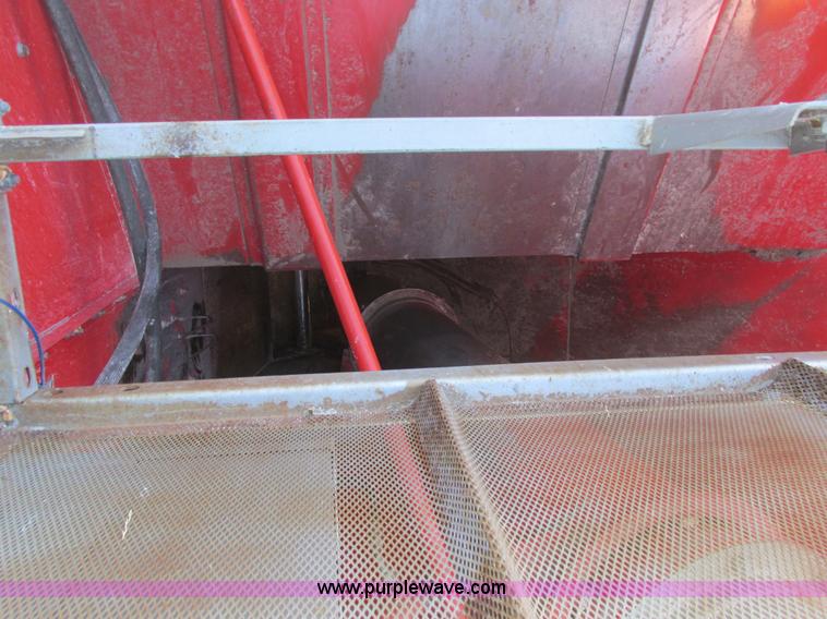 image for item A8664 1983 Massey-Ferguson 860 combine