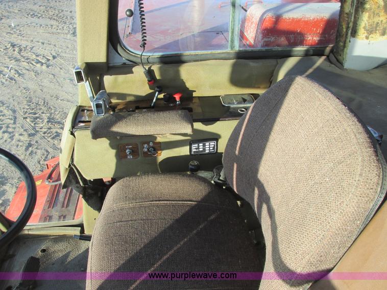 image for item A8664 1983 Massey-Ferguson 860 combine