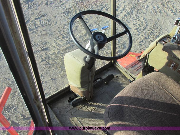 image for item A8664 1983 Massey-Ferguson 860 combine