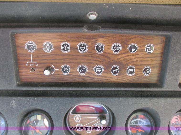 image for item A8664 1983 Massey-Ferguson 860 combine