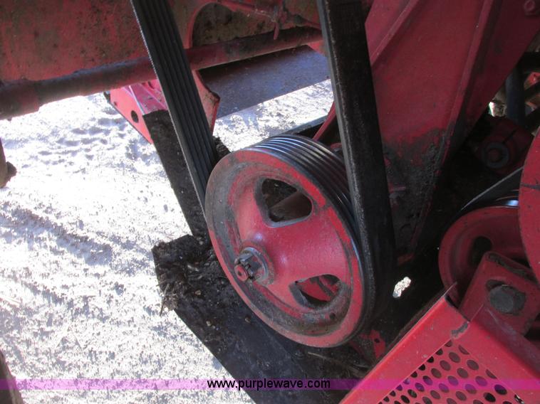 image for item A8665 1987 Massey-Ferguson 860 combine