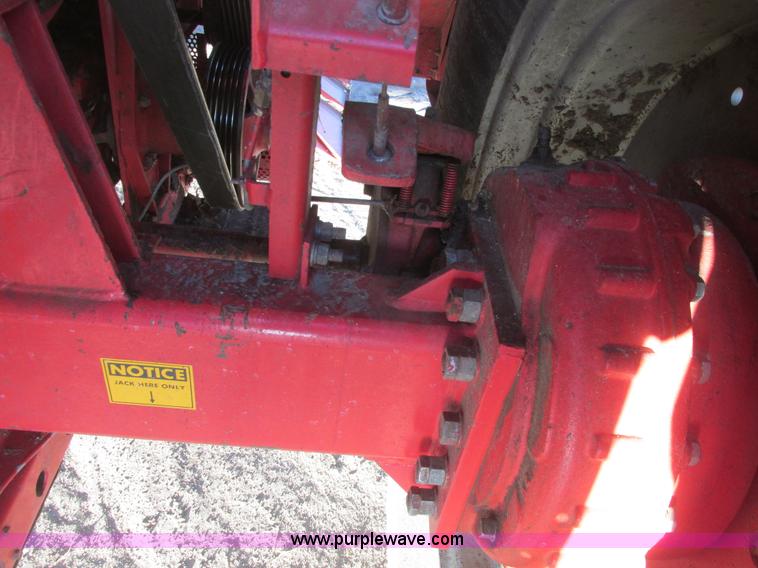 image for item A8665 1987 Massey-Ferguson 860 combine
