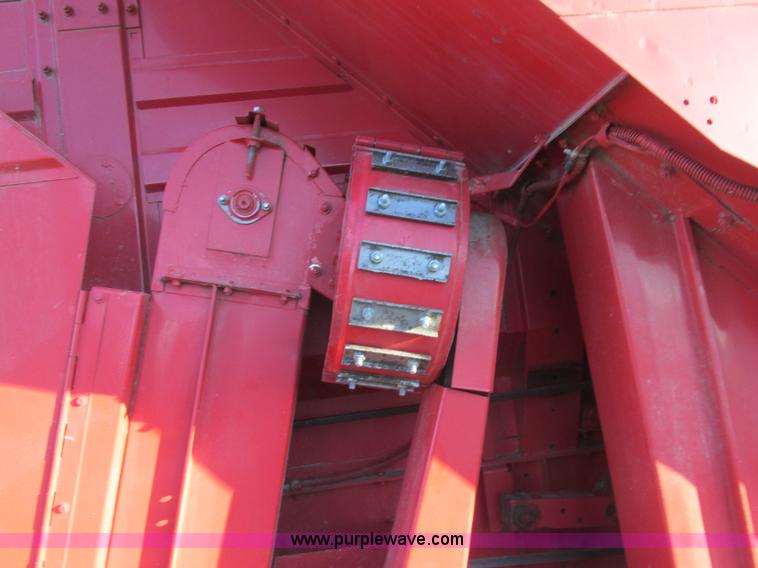 image for item A8665 1987 Massey-Ferguson 860 combine