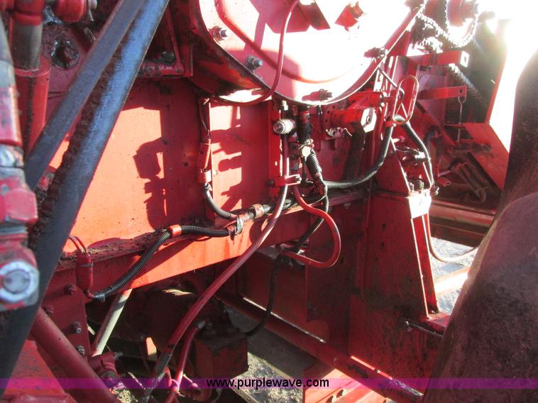 image for item A8665 1987 Massey-Ferguson 860 combine