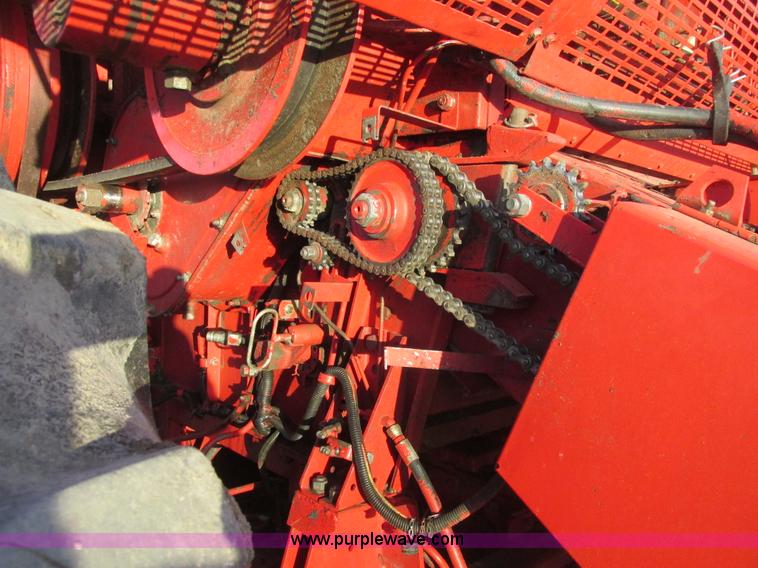 image for item A8665 1987 Massey-Ferguson 860 combine