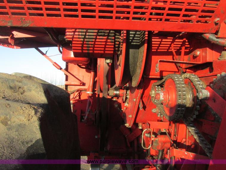 image for item A8665 1987 Massey-Ferguson 860 combine