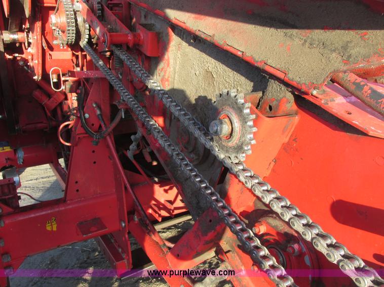 image for item A8665 1987 Massey-Ferguson 860 combine