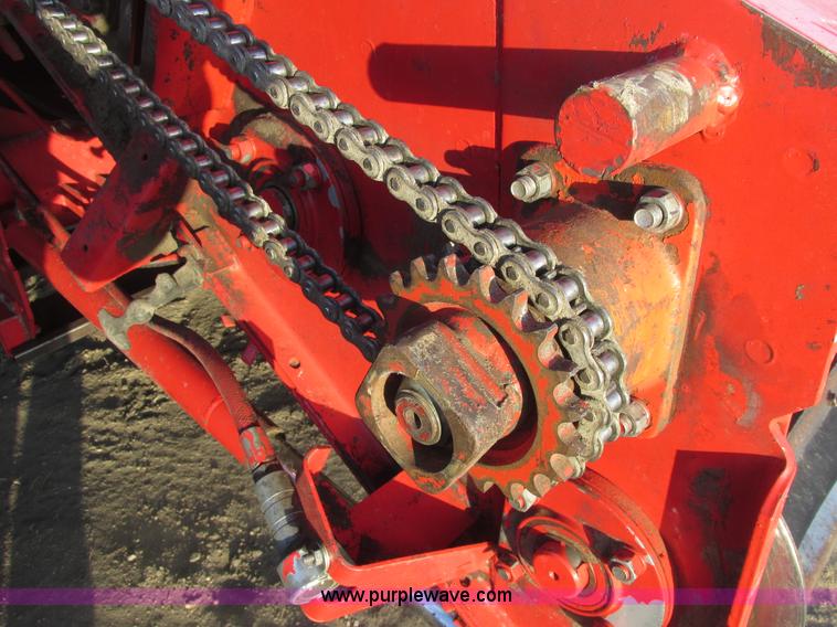 image for item A8665 1987 Massey-Ferguson 860 combine