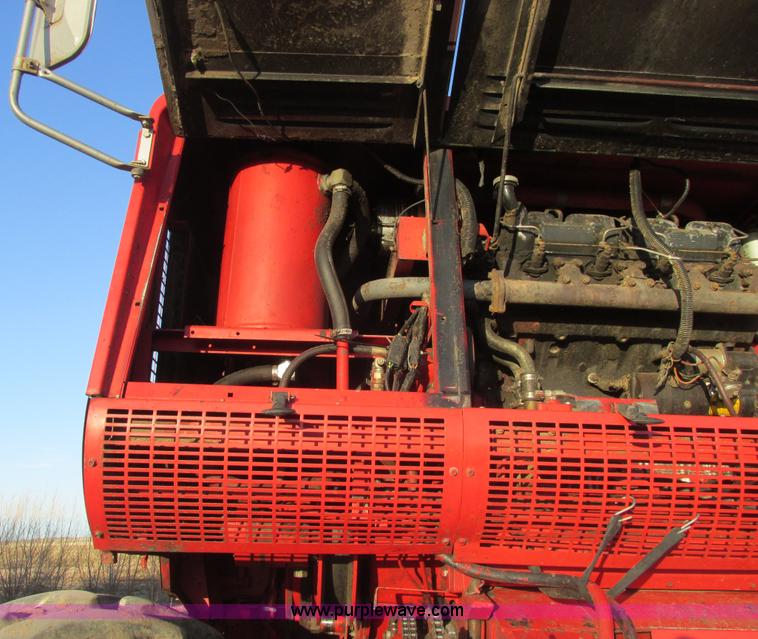 image for item A8665 1987 Massey-Ferguson 860 combine