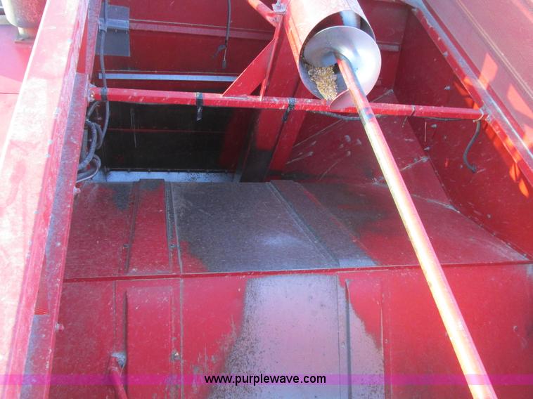 image for item A8665 1987 Massey-Ferguson 860 combine