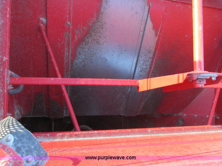 image for item A8665 1987 Massey-Ferguson 860 combine