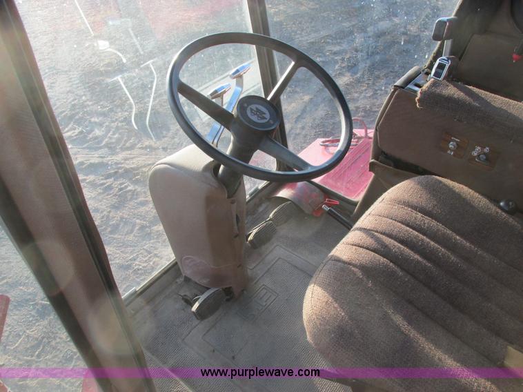 image for item A8665 1987 Massey-Ferguson 860 combine