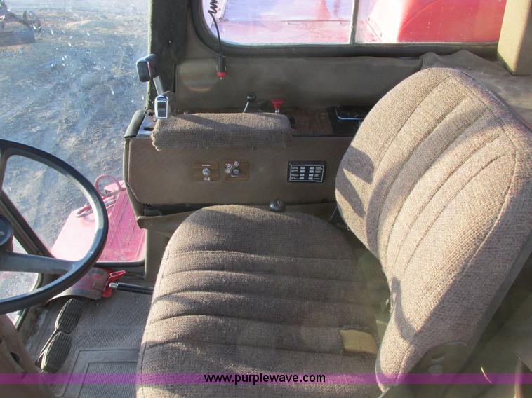 image for item A8665 1987 Massey-Ferguson 860 combine