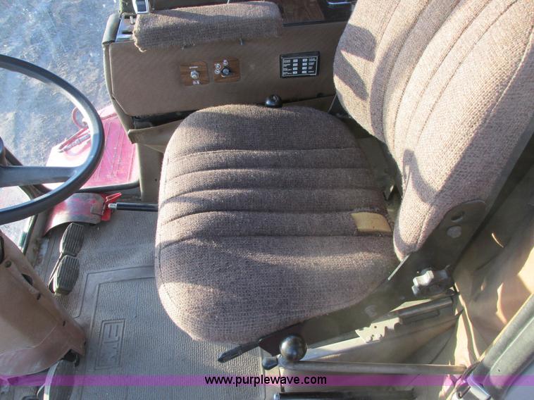 image for item A8665 1987 Massey-Ferguson 860 combine