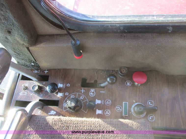 image for item A8665 1987 Massey-Ferguson 860 combine