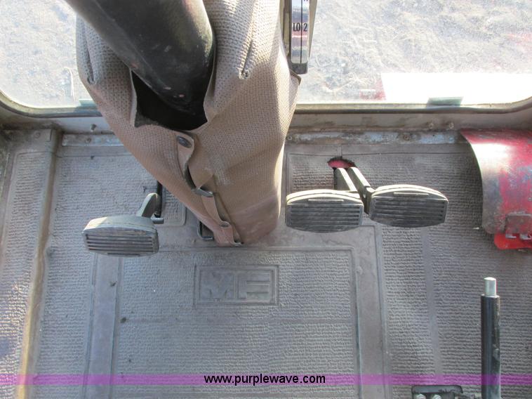 image for item A8665 1987 Massey-Ferguson 860 combine