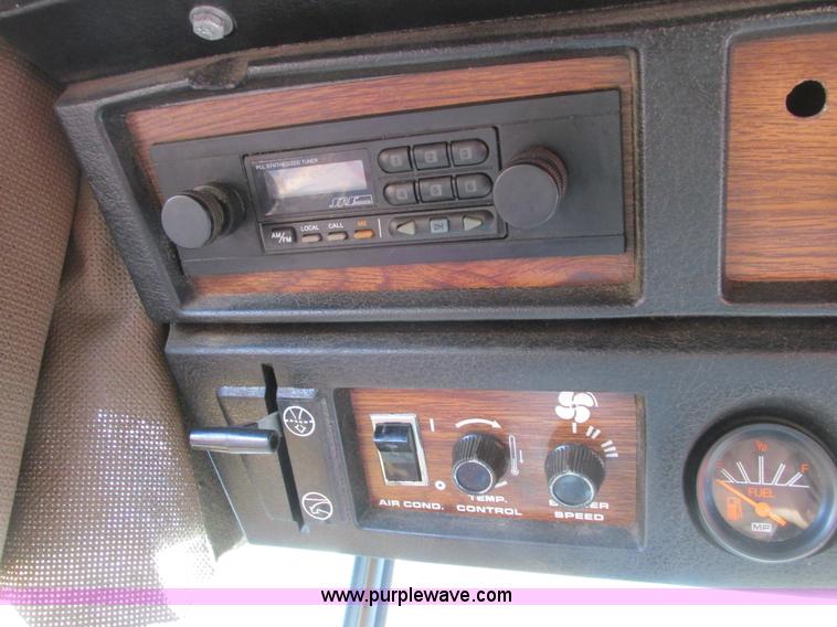 image for item A8665 1987 Massey-Ferguson 860 combine