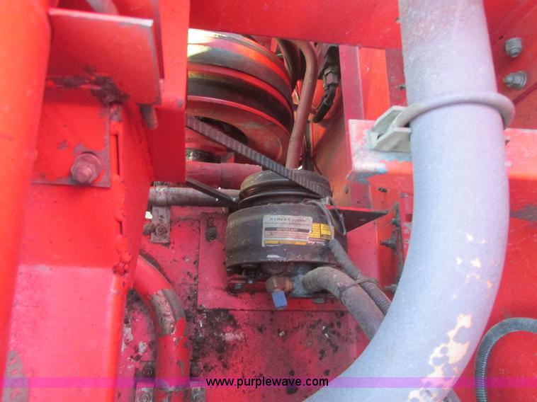 image for item A8666 1985 Massey-Ferguson 860 combine