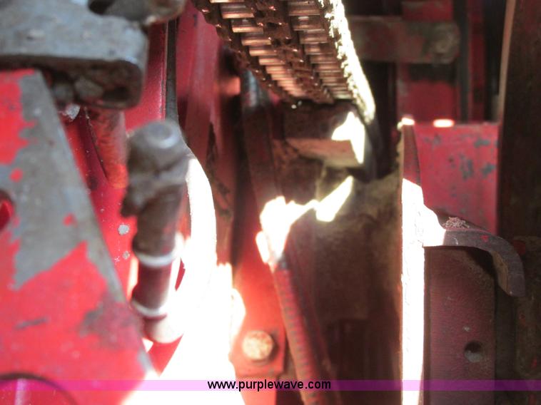 image for item A8666 1985 Massey-Ferguson 860 combine