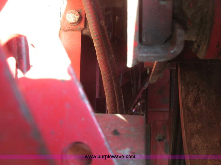 image for item A8666 1985 Massey-Ferguson 860 combine