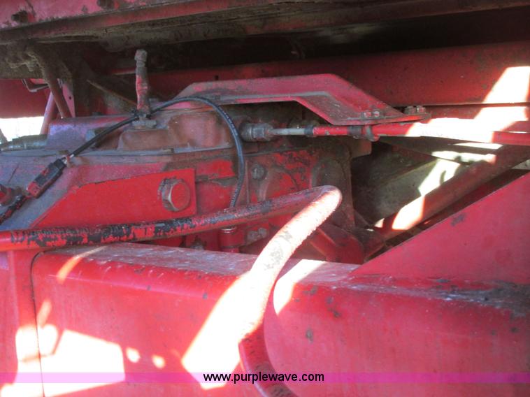 image for item A8666 1985 Massey-Ferguson 860 combine