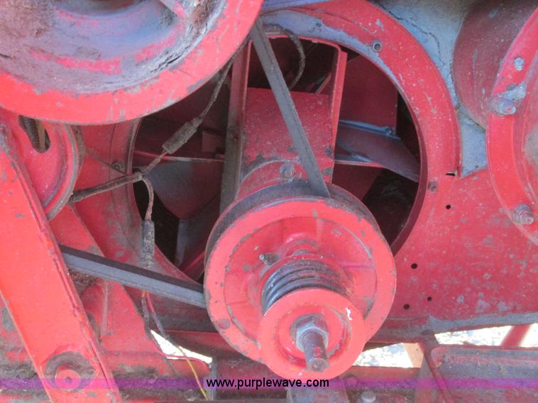 image for item A8666 1985 Massey-Ferguson 860 combine