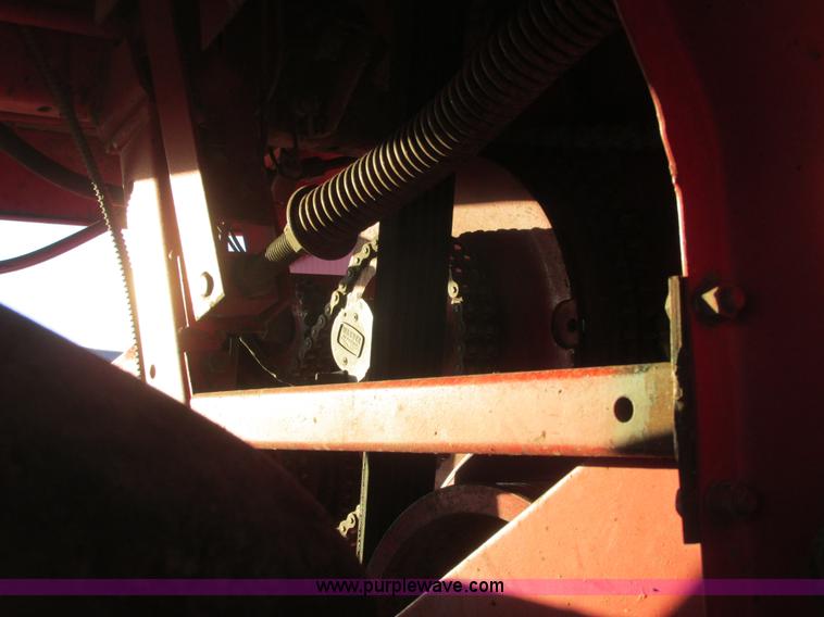 image for item A8666 1985 Massey-Ferguson 860 combine