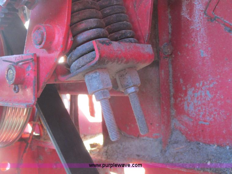 image for item A8666 1985 Massey-Ferguson 860 combine